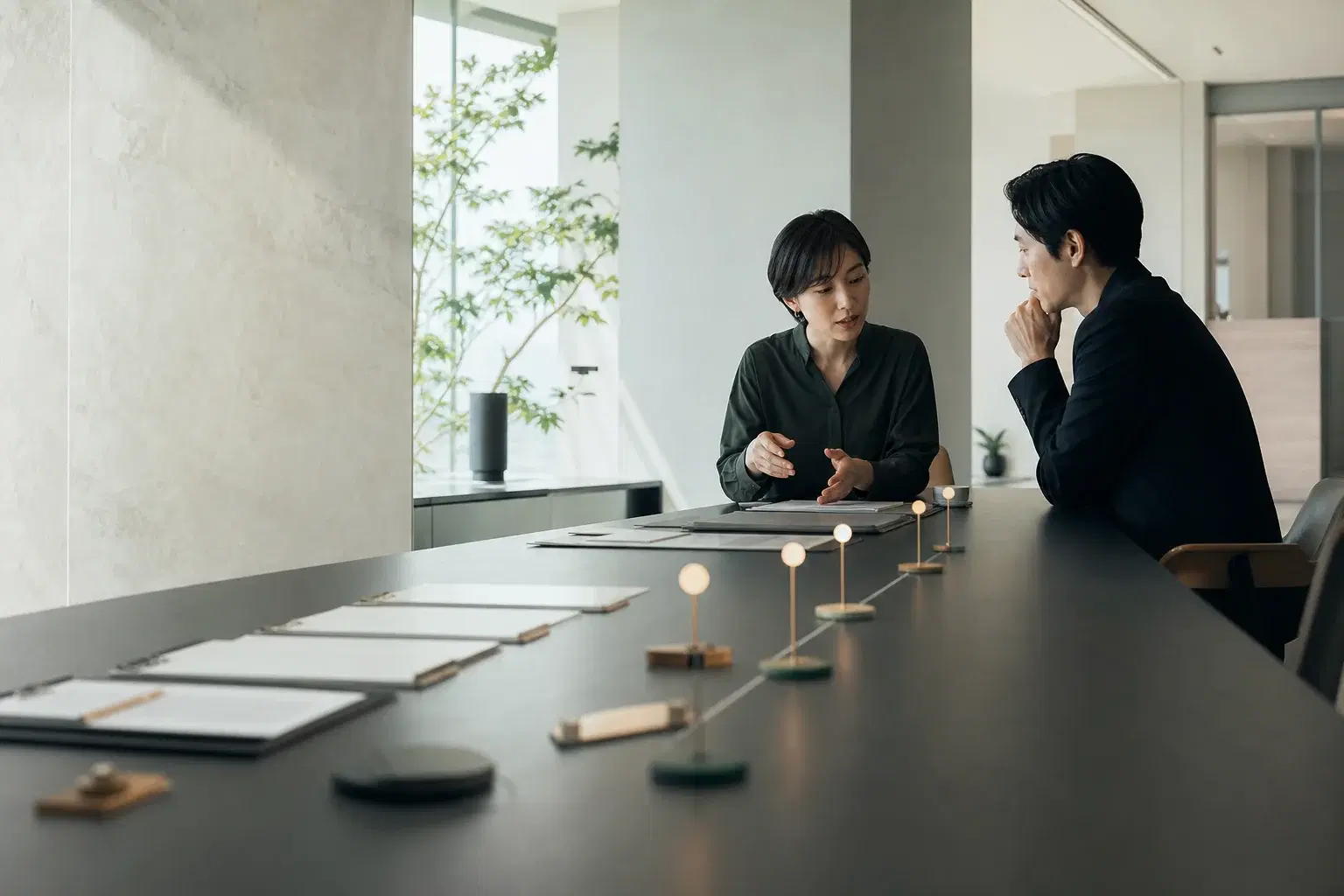 AIが通常業務を支え、人が対話と判断に集中する未来を表現したビジュアル